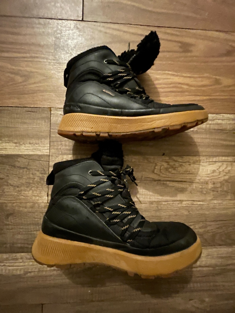 Columbia Black Winter Boots with Gum Sole